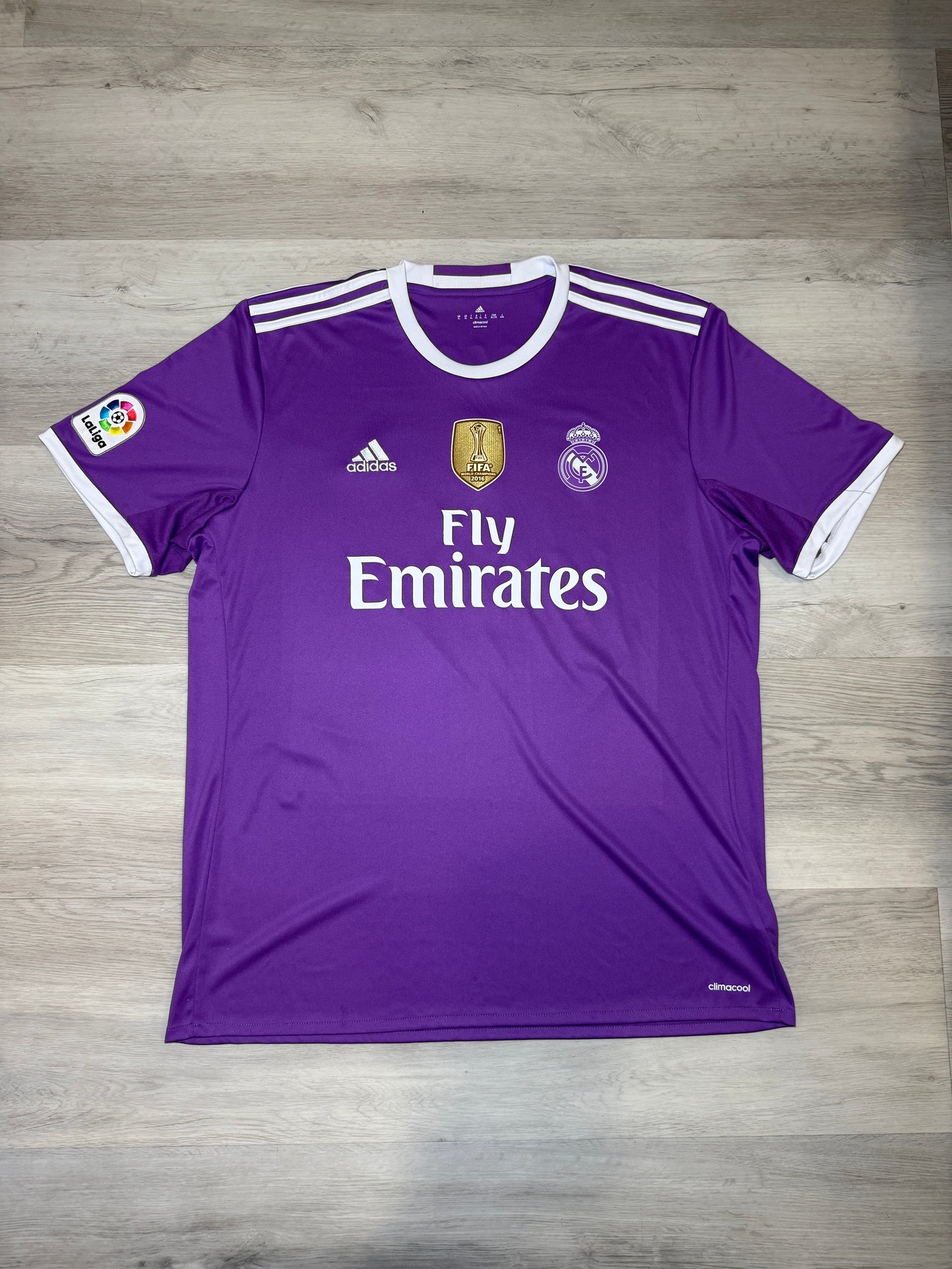 Real Madrid 2016-17 Lucas V. Away Kit
(XL)